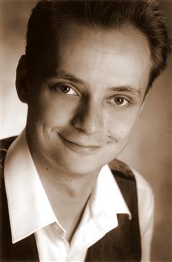 Motiv: Marc Thoms grinsiert in edlem Sepia